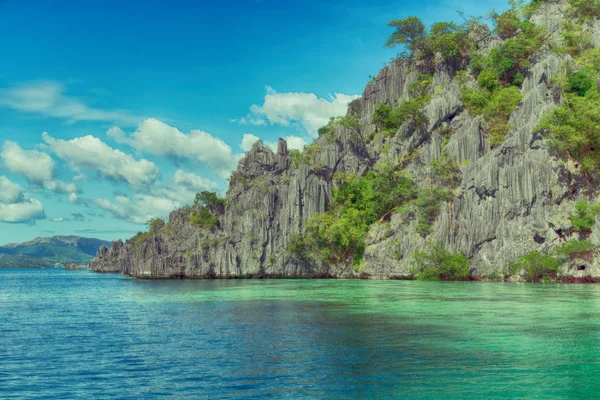 Från en båt i vackra panorama kustlinje havet och rock — Stockfoto