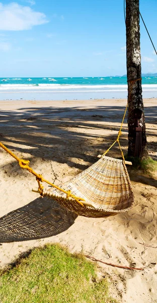 Ocean beach yakınındaki bir hamak üzerinden görüntülemek — Stok fotoğraf