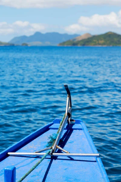 Вид на острівний пагорб з буксиру човна — стокове фото