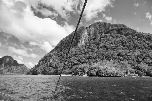 Vista da colina da ilha a partir da proa de um barco — Fotografia de Stock