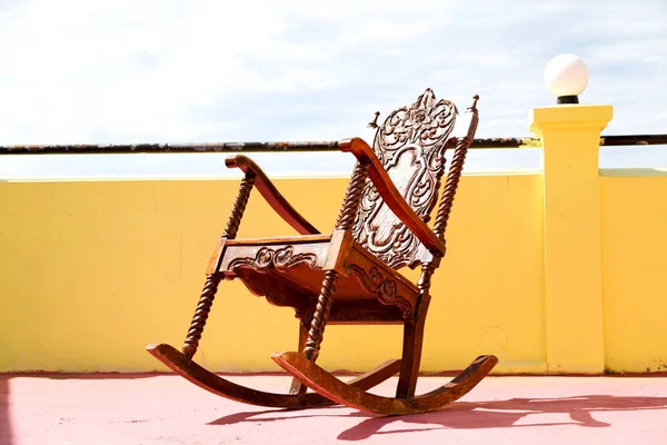 Vecchia terrazza sporca whith sedia a dondolo vuota — Foto Stock