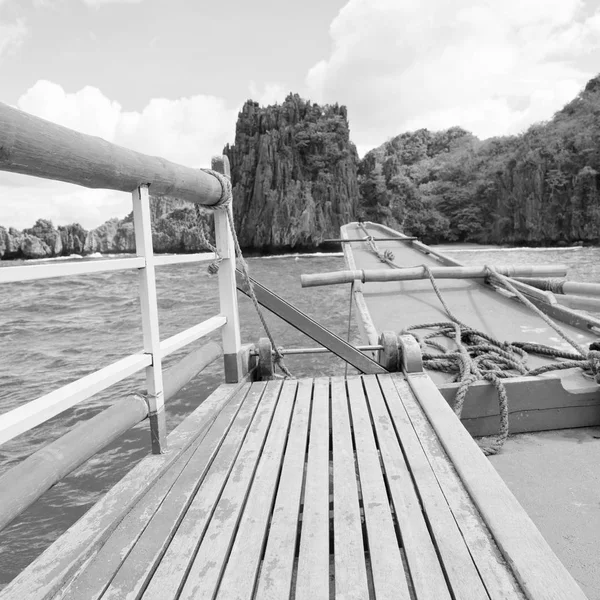 Vista de la colina de la isla desde la proa de un barco —  Fotos de Stock