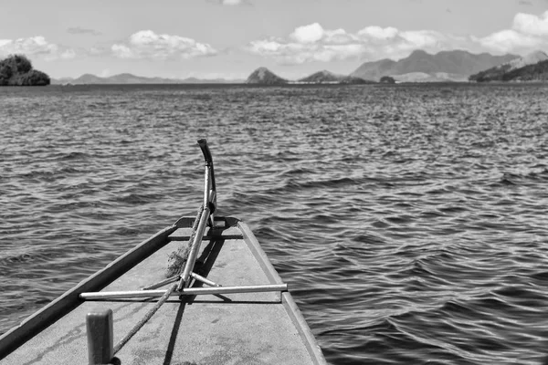Widok na wzgórze wyspy od dziób łodzi — Zdjęcie stockowe