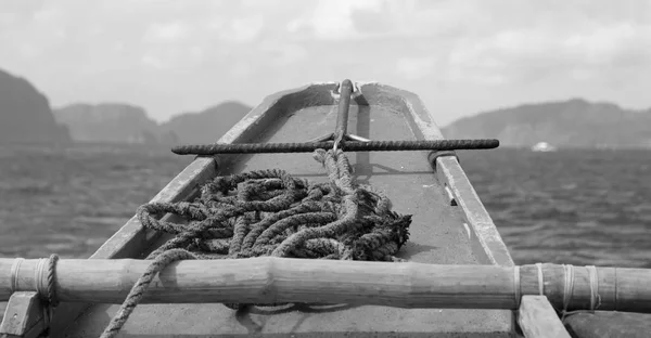 Vista de la colina de la isla desde la proa de un barco —  Fotos de Stock