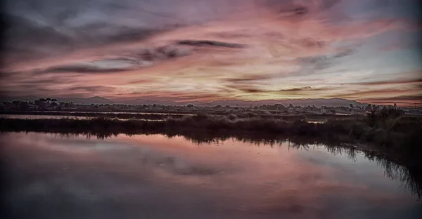 Vista desde el agua del amanecer llena de colores — Foto de Stock