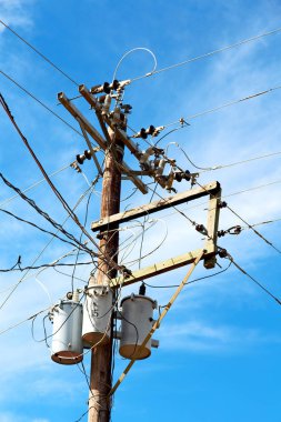 trafo ve tel bulutlu gökyüzü ile bir elektrik direği