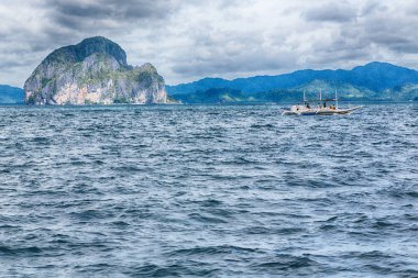  Tekne ve Pasifik Okyanusu görünümünden