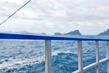 bir tekne güzellikler kıyı şeridi deniz ve rock 