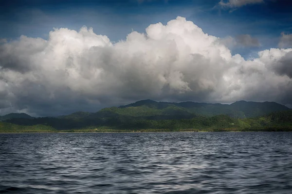 Z łodzi w piękną panoramę wybrzeża Morza i rock — Zdjęcie stockowe