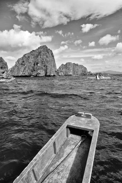 Vista da una scogliera della bellissima baia paradisiaca — Foto Stock