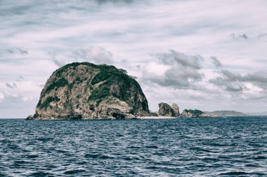 bir tekne güzellikler kıyı şeridi deniz ve rock 