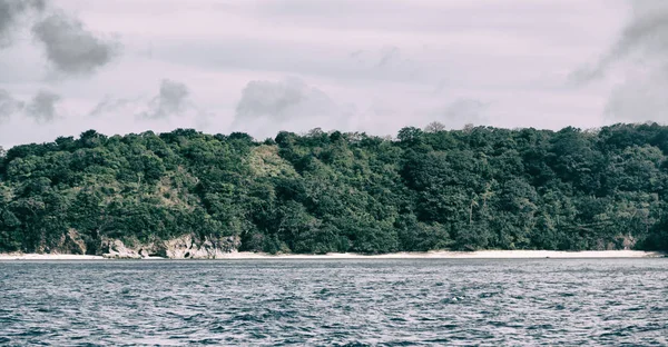 bir tekne güzellikler kıyı şeridi deniz ve rock 