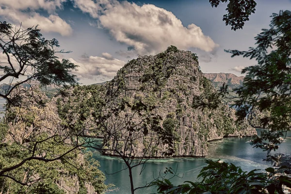 Вид со скалы красивой бухты Парадизе — стоковое фото