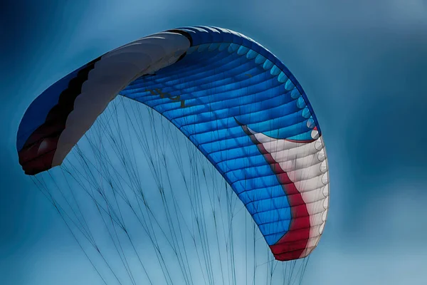 Kite surfen kleuren aan de hemel — Stockfoto