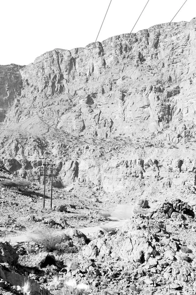 В старом горном ущелье и каньоне глубокое облачное небо — стоковое фото