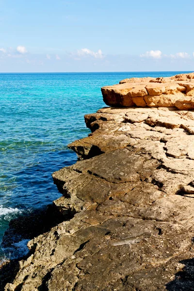 I oman kusten havet ocean gulf rock och stranden koppla av nära himlen — Stockfoto