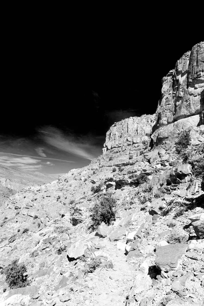 Dans oman la vieille gorge de montagne et canyon le ciel nuageux profond — Photo