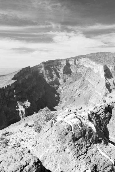 No oman o desfiladeiro velho da montanha e o canyon o céu nublado profundo — Fotografia de Stock