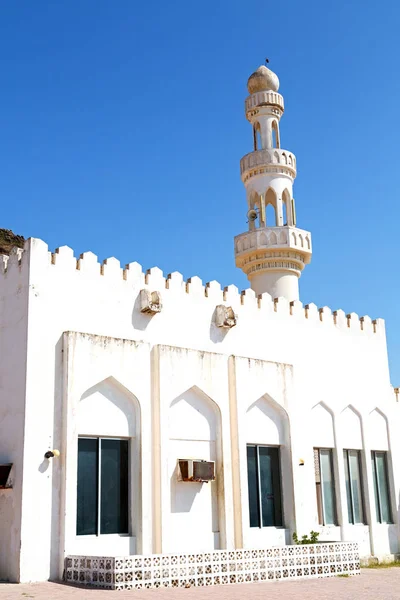 En oman moscatel la antigua mezquita minarete y la religión en el cielo claro — Foto de Stock