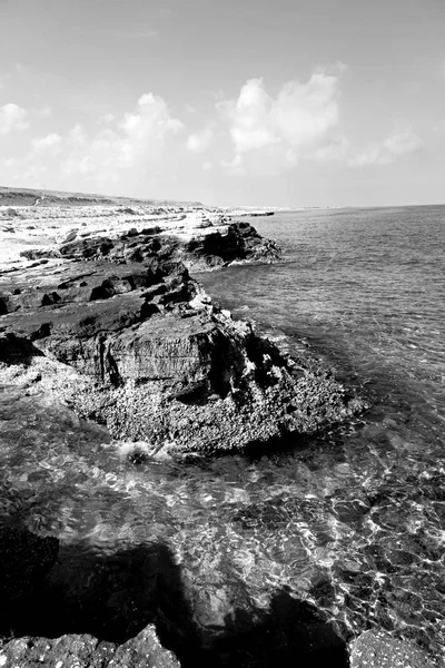 In omanischer Küste Meer Ozean Golf Felsen und Strand entspannen in der Nähe des Himmels — Stockfoto