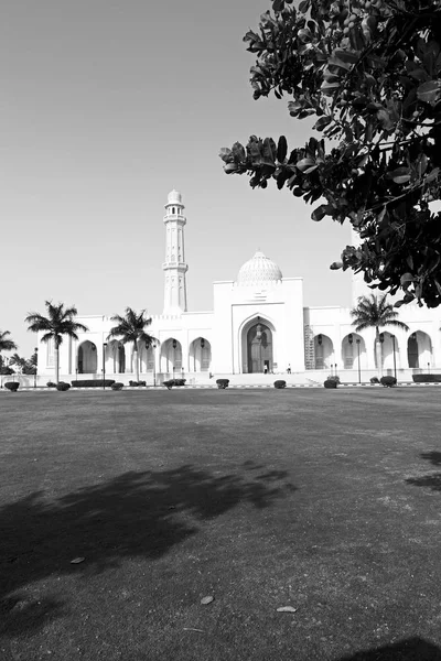 En oman moscatel la antigua mezquita minarete y la religión en el cielo claro — Foto de Stock