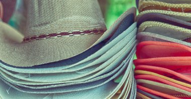   moda trandy şapka bir pazarda bir sürü