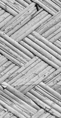 bir duvar inşa üzerinde hasır bambu