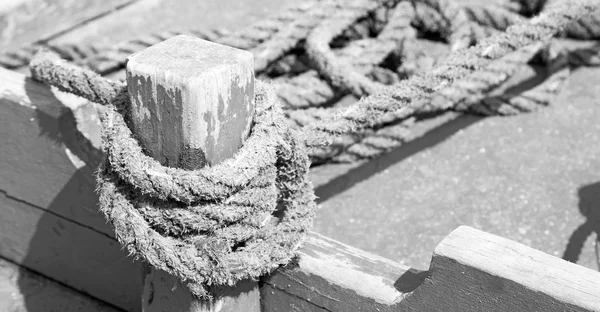 Uma corda em iate barco acessório — Fotografia de Stock