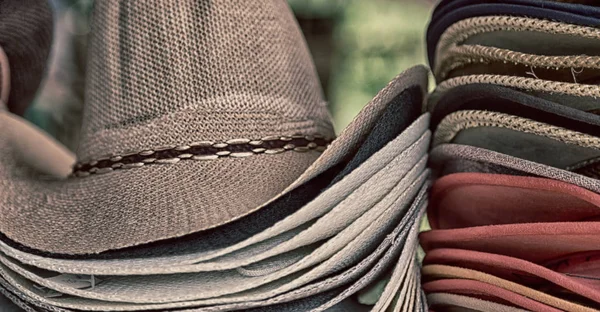 Un montón de sombreros de moda trandy en un mercado — Foto de Stock