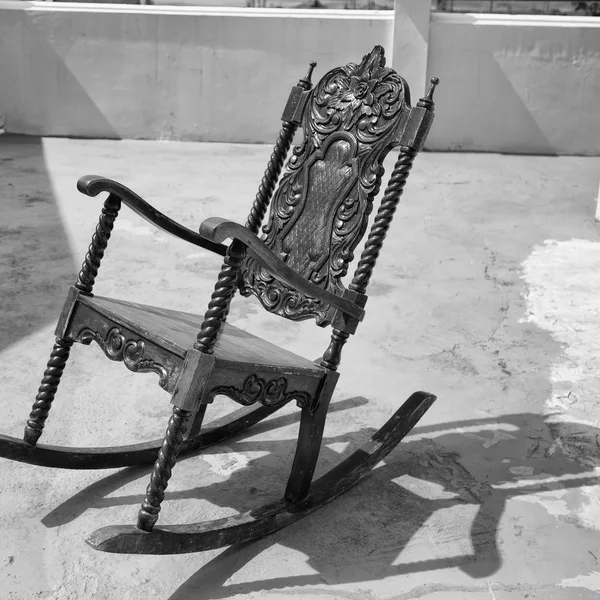 Alte schmutzige Terrasse mit Schaukelstuhl leer — Stockfoto