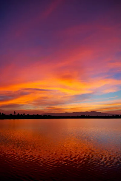 Vista desde el agua del amanecer llena de colores — Foto de Stock