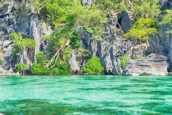 Från en båt i vackra panorama kustlinje havet och rock — Stockfoto