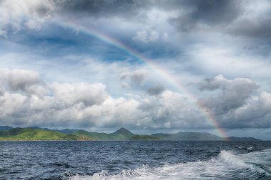 rainbow ocean ve arka planda Adası