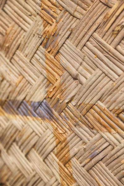 Een muur te bouwen op rieten bamboe — Stockfoto