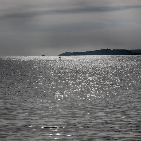 Stilla havet molnen och lampor — Stockfoto