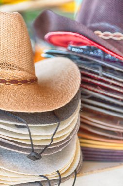   moda trandy şapka bir pazarda bir sürü