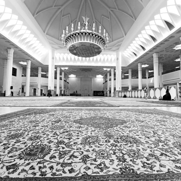 En iran à l'intérieur de l'ancienne mosquée antique — Photo