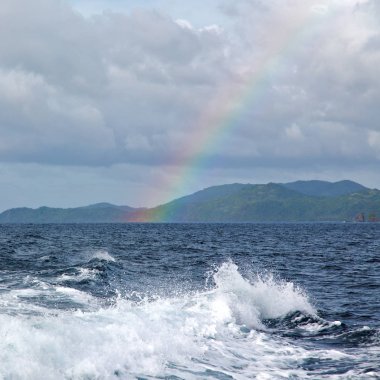 rainbow ocean ve arka planda Adası