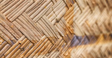 bir duvar inşa üzerinde hasır bambu