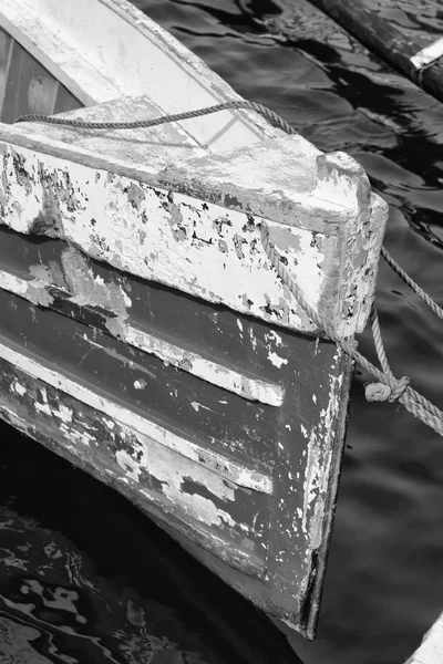 Vieille proue sale d'un bateau dans le port comme abstrait — Photo
