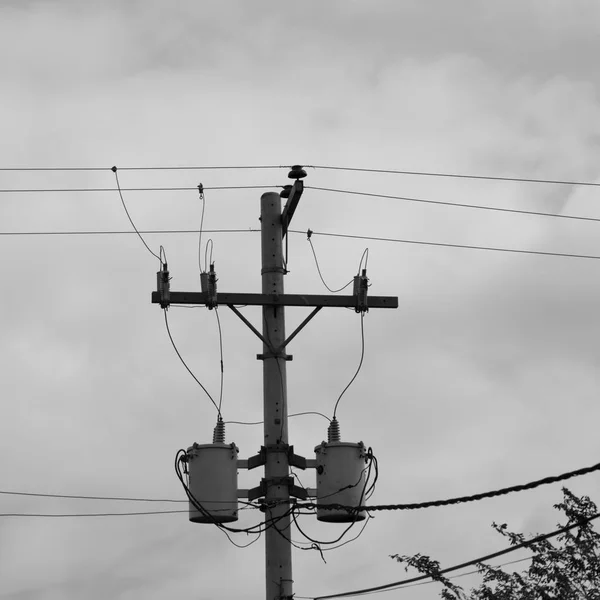 Egy elektromos transzformátor és a felhős ég drót pole — Stock Fotó