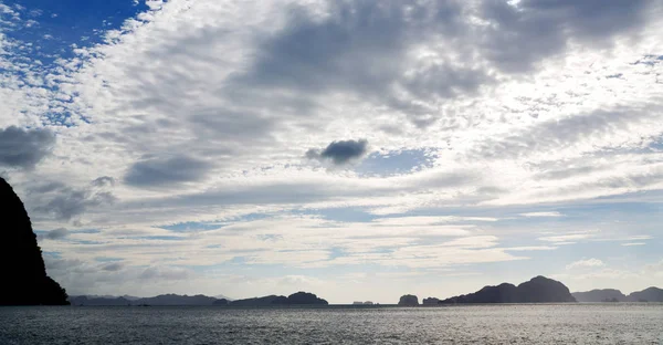 Stilla havet molnen och lampor — Stockfoto