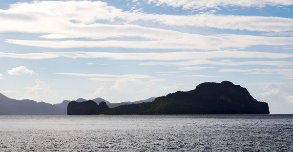 Stilla havet molnen och lampor — Stockfoto