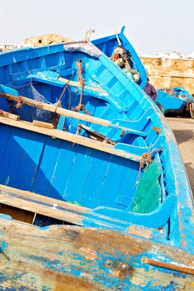 Boot und meer in afrika marokko alte burg brauner ziegelhimmel — Stockfoto