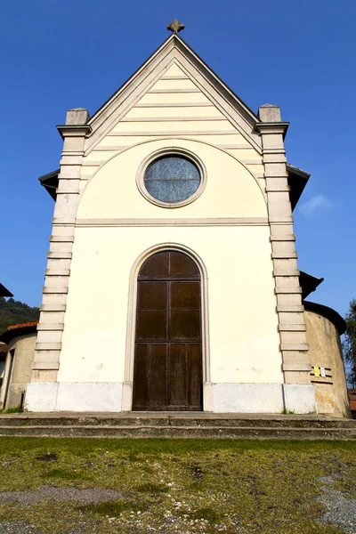 Chiesa la torre solitaria marciapiede italia lombardia — Foto Stock