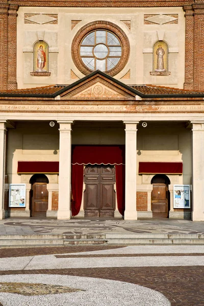 Церковь Parabiago кирпичной башни тротуар итальянский lombardy — стоковое фото