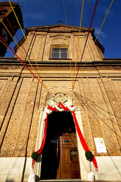 Iglesia el samarate viejo ladrillo cerrado lombardía — Foto de Stock