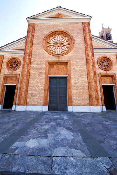 Igreja o vergiate velho tijolo fechado calçada itália lomba — Fotografia de Stock