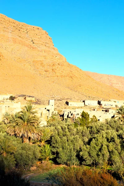 Construcción en valle morocco africa el atlas dry moun — Foto de Stock