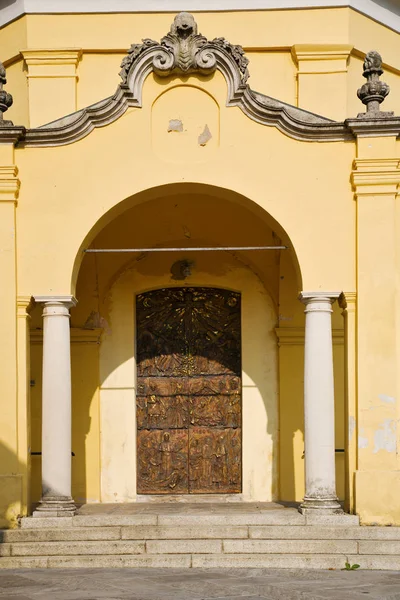 Дверь итальянская ломбардная колонна — стоковое фото